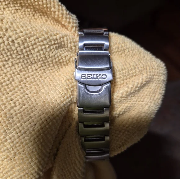 Seiko SKA041 Kinetic Watch 41mm - Picture 5 of 8